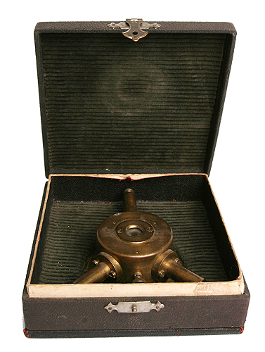 Электрометр Линдемана в футляре Металл, дерматин, ткань Западная Европа (?), конец XIX века 1887 г инфо 2145k.