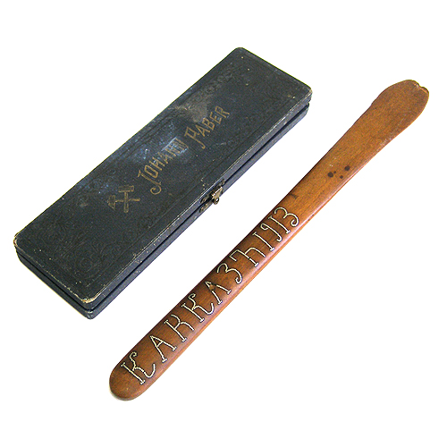 Комплект из письменного набора в футляре, игольницы и ножа для бумаг Металл, дерево Западная Европа, начало ХХ века 1904 г инфо 2402k.