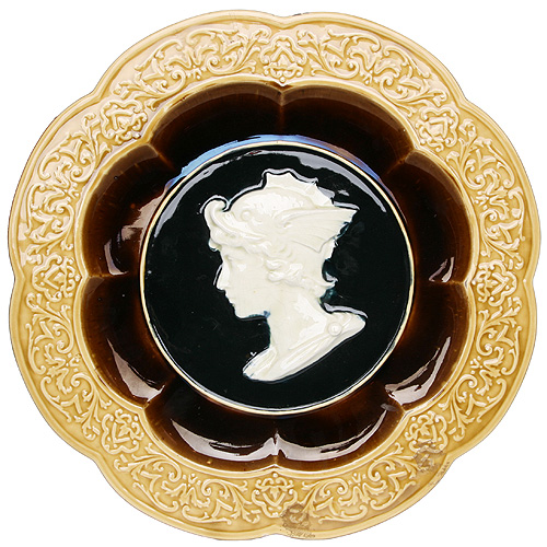 Настенная тарелка "Камея" (фаянс, глазурь) Западная Европа, начало ХХ века обороте имеется петля для подвески инфо 3446k.