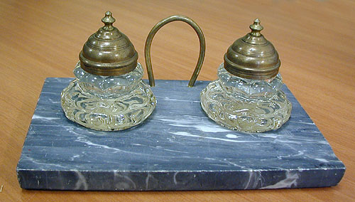 Набор из двух чернильниц на подставке Стекло, латунь, мрамор Начало XX века 1910 г инфо 3505k.
