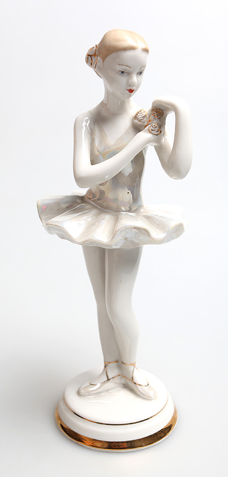 Статуэтка "Балерина с цветком" Фарфор, роспись СССР, вторая половина ХХ века металлический либо перламутровый, радужный оттенок инфо 3605k.
