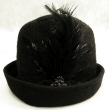 Шляпа женская черная с брошью-пером Самошив Вторая половина XX века 1962 г инфо 11576k.