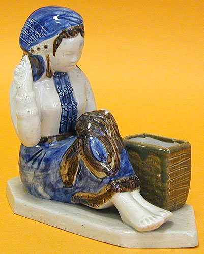 Статуэтка "Девушка за рукоделием" Керамика, подглазурная роспись Европа, 80-е годы XX века хорошая Мелкие сколы на основании инфо 2780n.