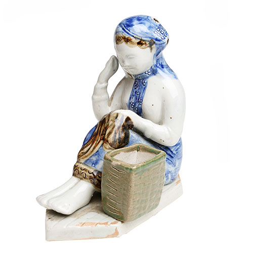 Статуэтка "Девушка за рукоделием" Керамика, подглазурная роспись 80-е годы XX века основание, темные пятна) Без клейма инфо 2782n.
