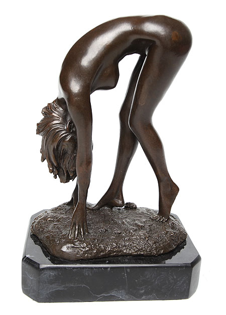 Статуэтка "Девушка" (бронза, черный мрамор), Франция, вторая половина ХХ века является репликой работы скульптора Мило инфо 2784a.